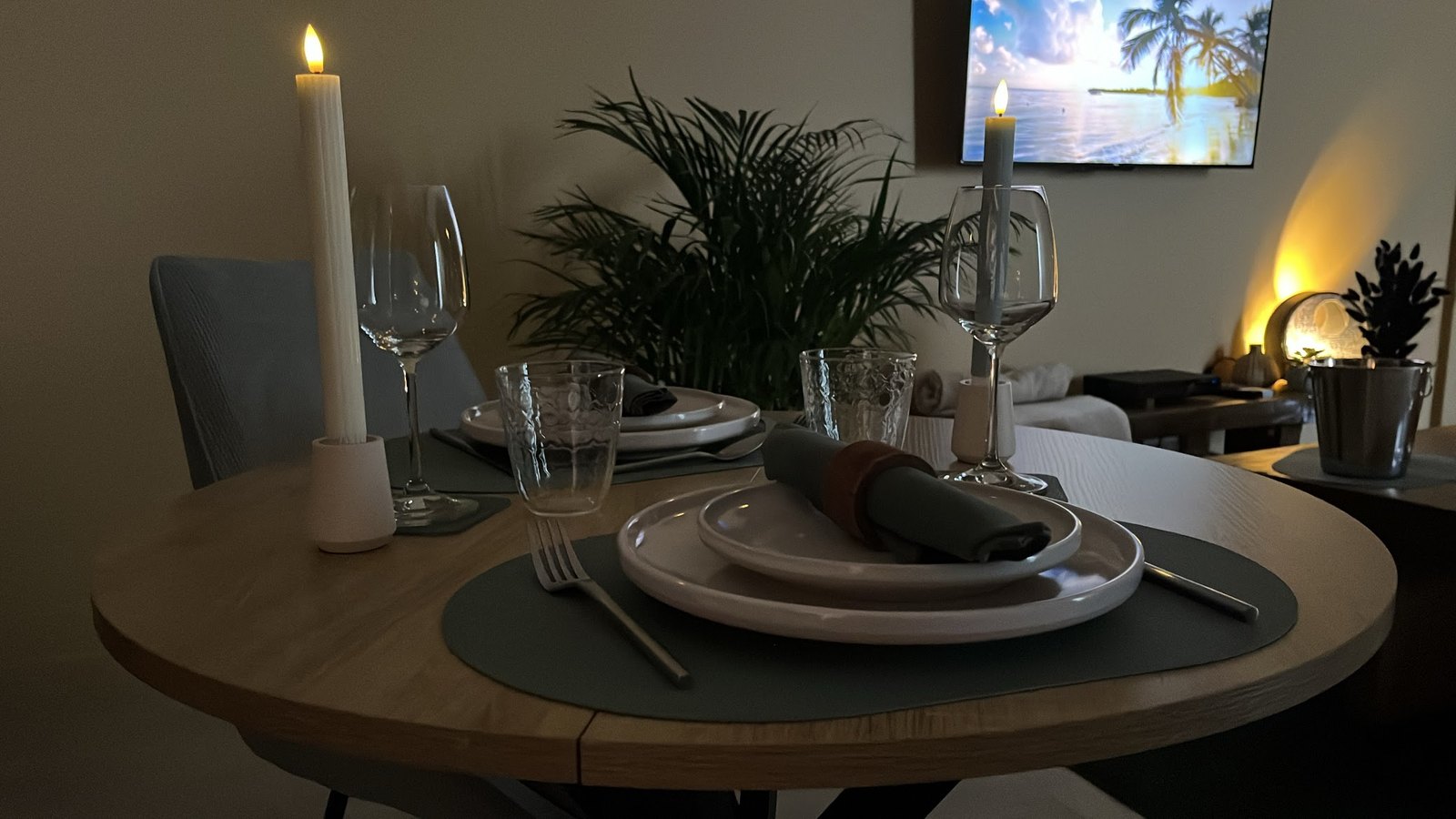 Table dressée pour un dîner en tête-à-tête