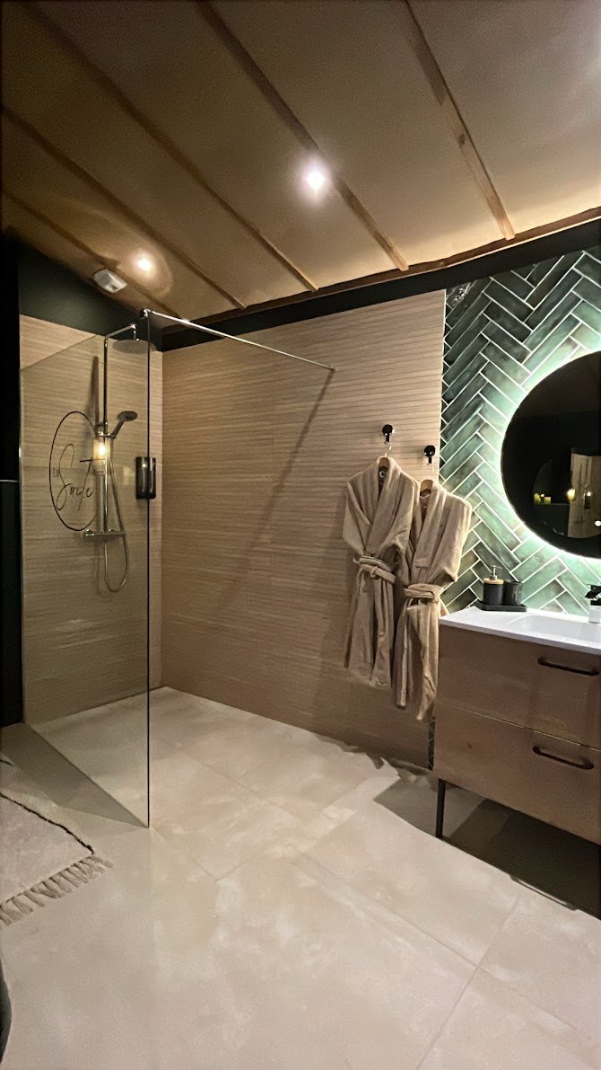Salle de bain avec douche à l'italienne