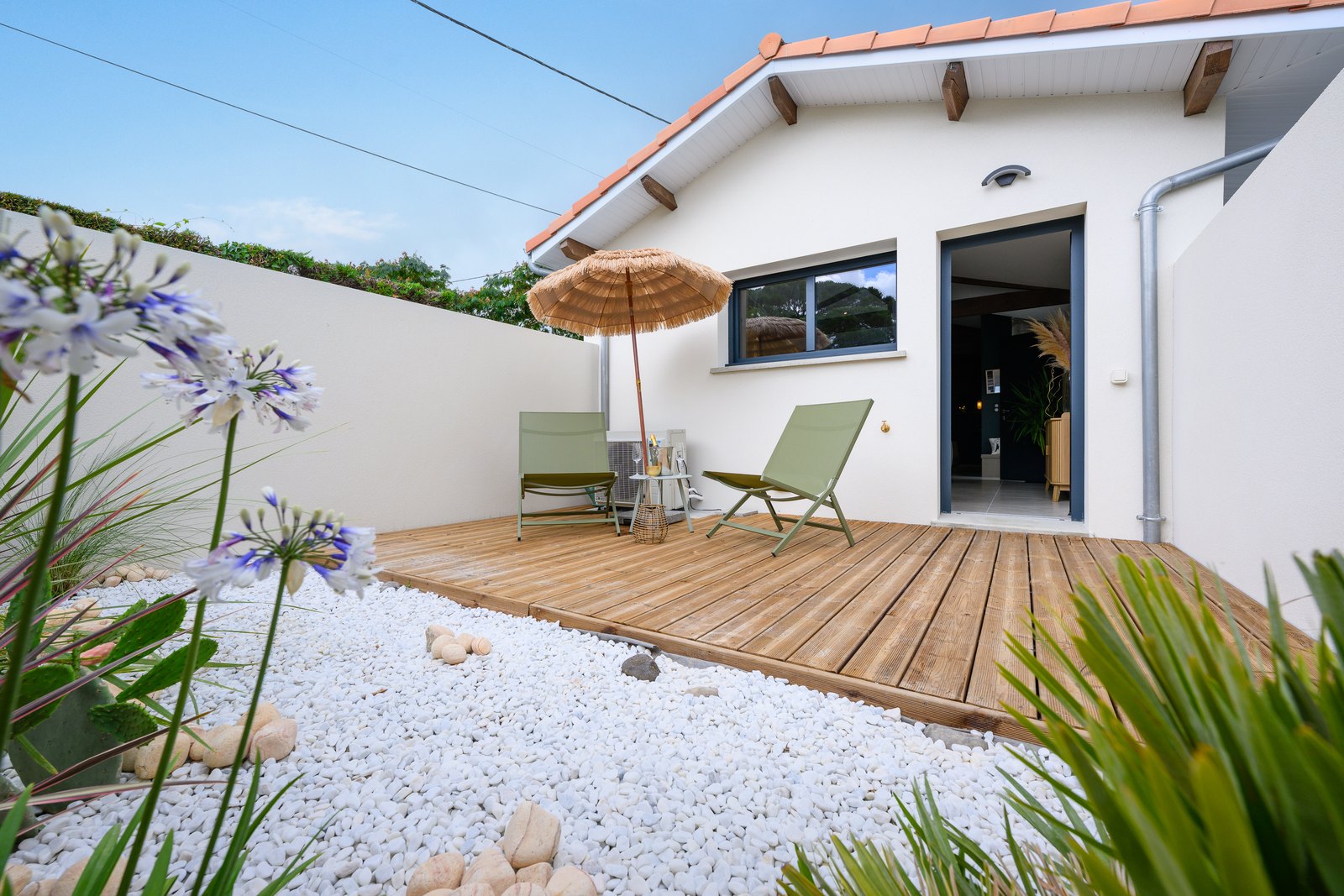 Terrasse privative avec transats et jardinet